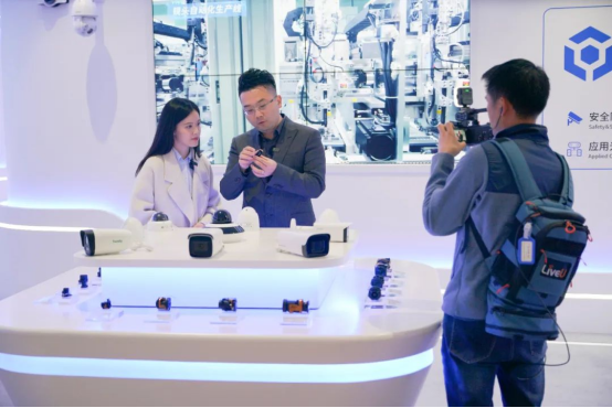 新华社“走进民企看发展”系列直播走进宇瞳光学